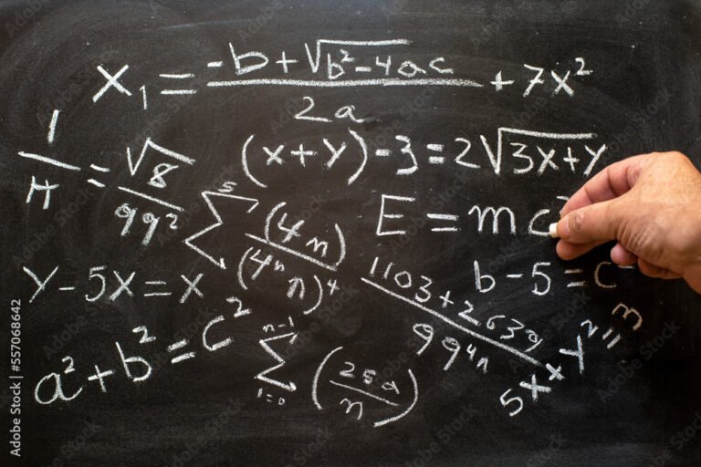 Cómo resolver ejercicios de ecuaciones usando la propiedad distributiva 18 manos escribiendo ecuaciones en una pizarra 1