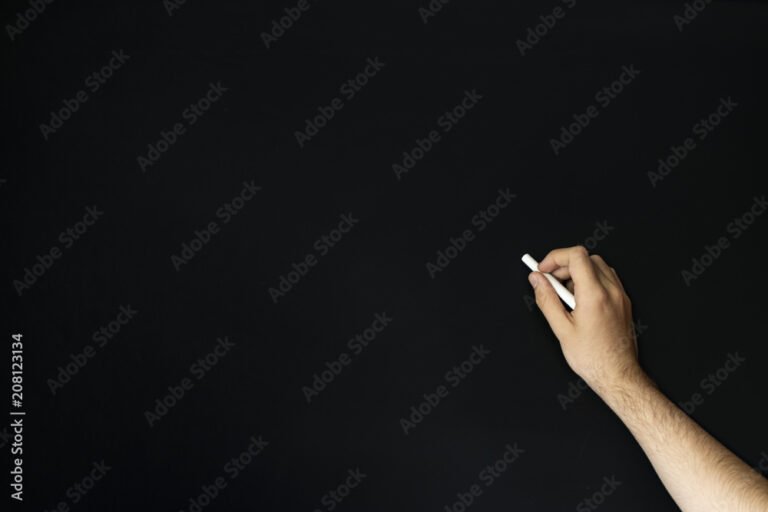 Cómo se multiplica por dos cifras de forma sencilla y rápida 3 manos escribiendo en una pizarra blanca