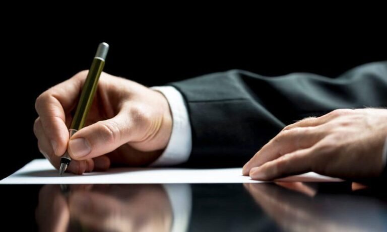 Cómo redactar una nota de pedido de donación efectiva y clara 14 manos escribiendo una carta de solicitud