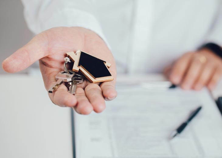 manos firmando un contrato de alquiler