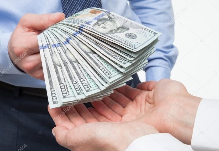 manos intercambiando dinero en un banco