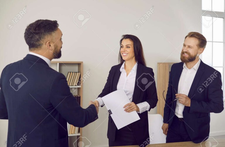 manos intercambiando documentos financieros