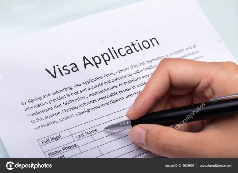 Quiénes pueden solicitar el subsidio y cómo hacerlo correctamente 7 manos llenando formularios de solicitud