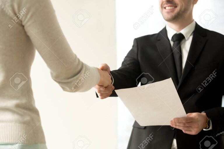 Qué derechos tengo ante una indemnización por despido con causa 13 manos sosteniendo un contrato de trabajo