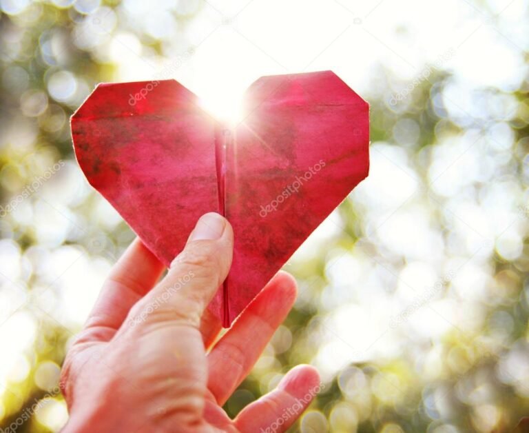 Dónde encontrar personas que donan dinero por internet de forma segura 9 manos sosteniendo un corazon de papel