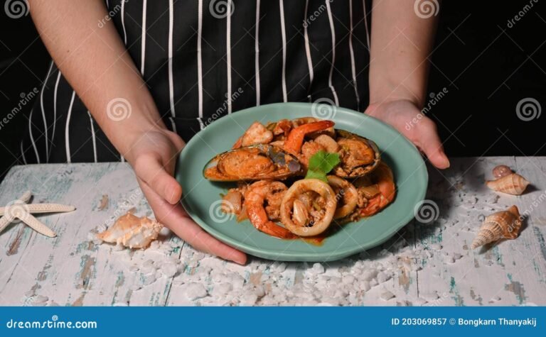 manos sosteniendo un plato de comida