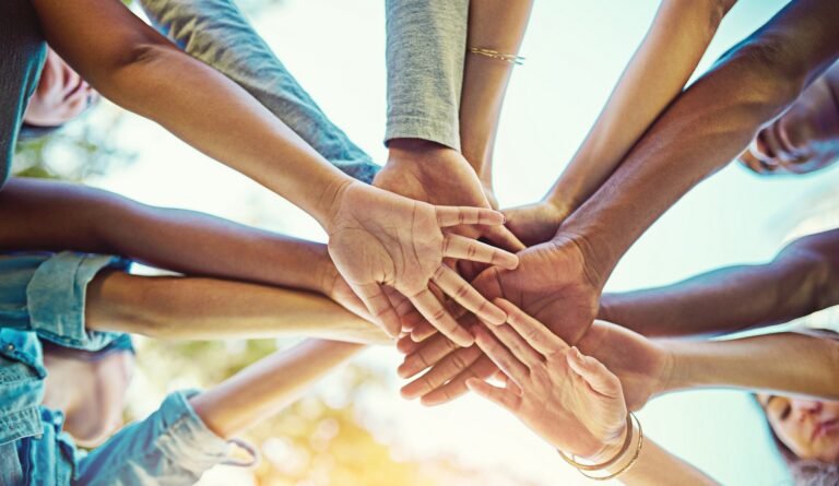 Qué es la Fundación Huellas para un Futuro y cuál es su misión 12 manos unidas sobre un fondo solidario