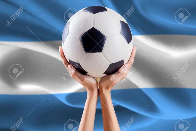 manos unidas sosteniendo un fondo argentino