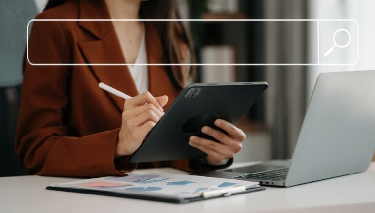 manos usando google docs en una computadora