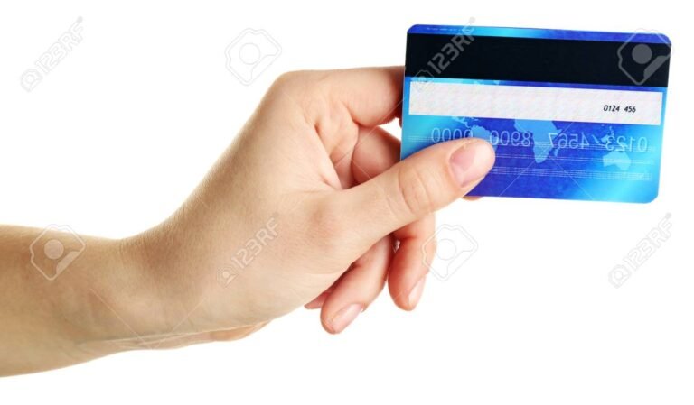 manos usando una tarjeta de credito