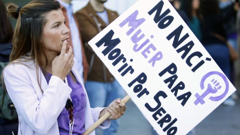marcha feminista con pancartas y mujeres