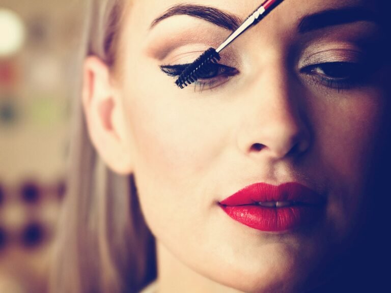 Qué es The Falsies Push Up Drama y cómo se usa 7 mascara de pestanas en un fondo elegante