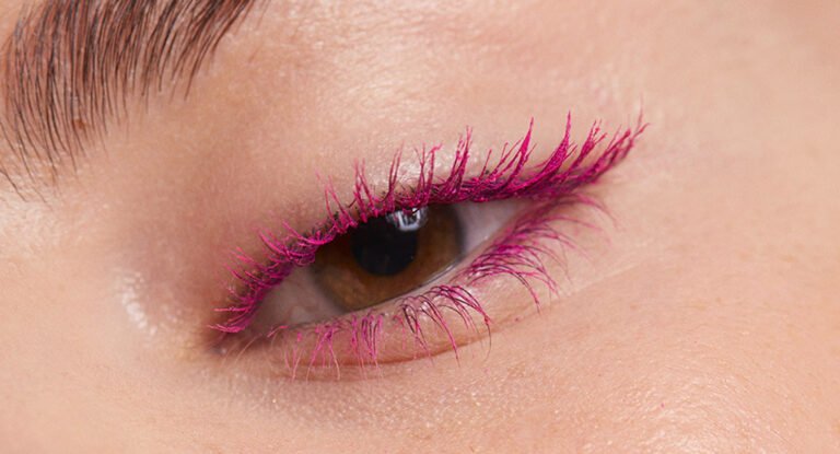 Dónde comprar la máscara Maybelline Sky High en Argentina 18 mascara de pestanas sobre fondo colorido