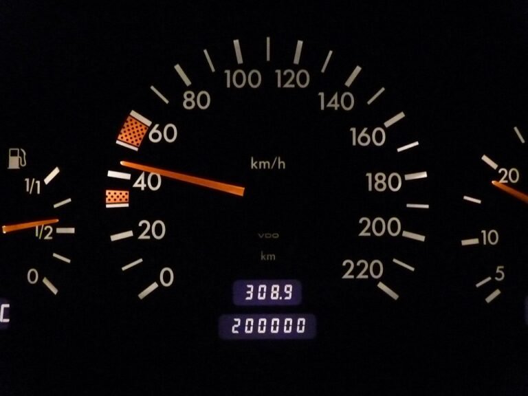 mecanico revisando el odometro de un auto