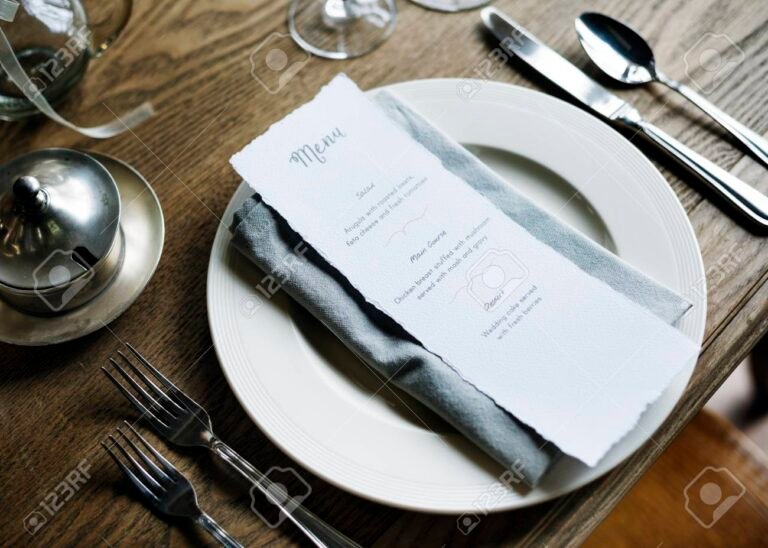 Cómo Crear y Editar una Carta de Menú Atractiva para tu Restaurante 17 mesa de restaurante con menu elegante