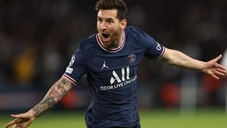 Messi realmente firmó con el PSG y cuáles son los detalles 17 messi celebrando con la camiseta del psg