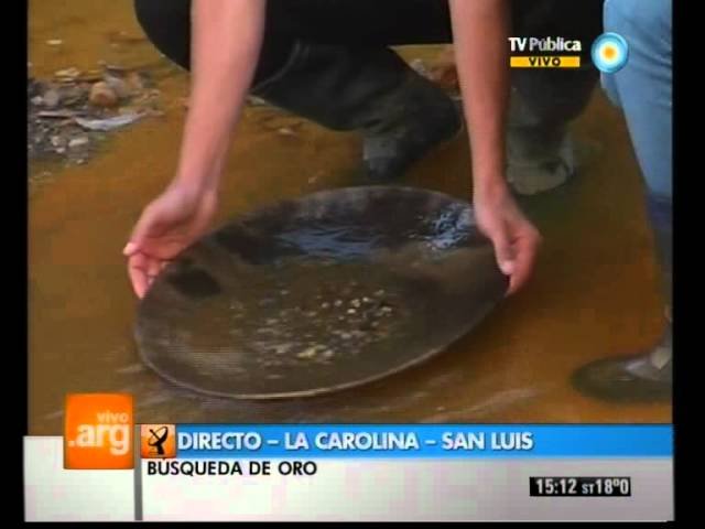minero buscando oro en un rio argentino