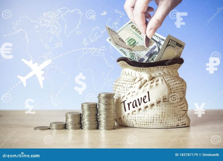 monedas y billetes apilados sobre mesa