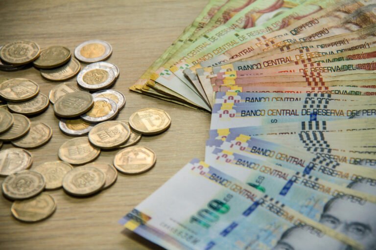 monedas y billetes en una mesa