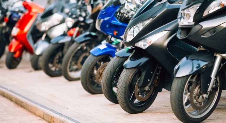 Cómo puedo verificar si una moto es robada en Argentina 2 moto aparcada con candado en la calle