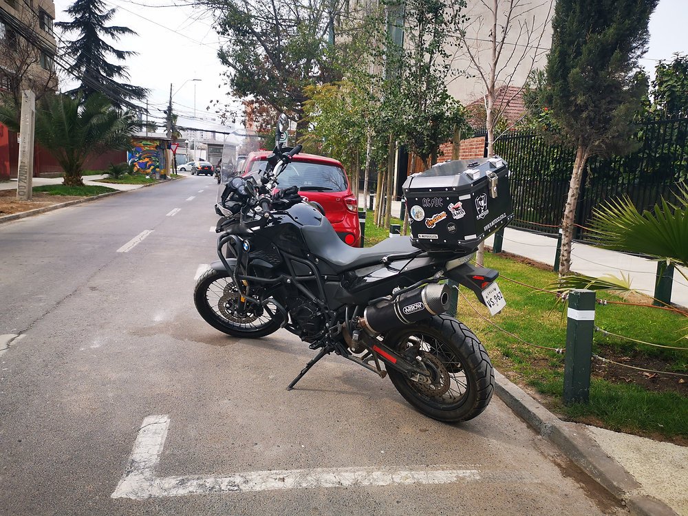 Cómo sacar turno para dar de baja una moto en Argentina 1 moto estacionada frente a un registro vehicular