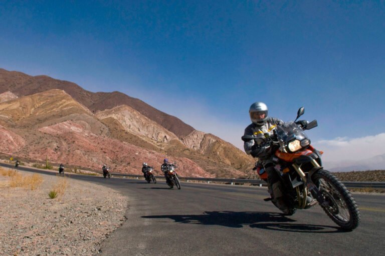 Cómo puedo sacar el título de mi moto en Argentina 15 motocicleta en un paisaje argentino