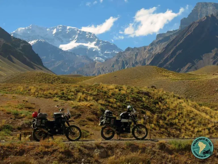 motos de tres ruedas en un paisaje argentino