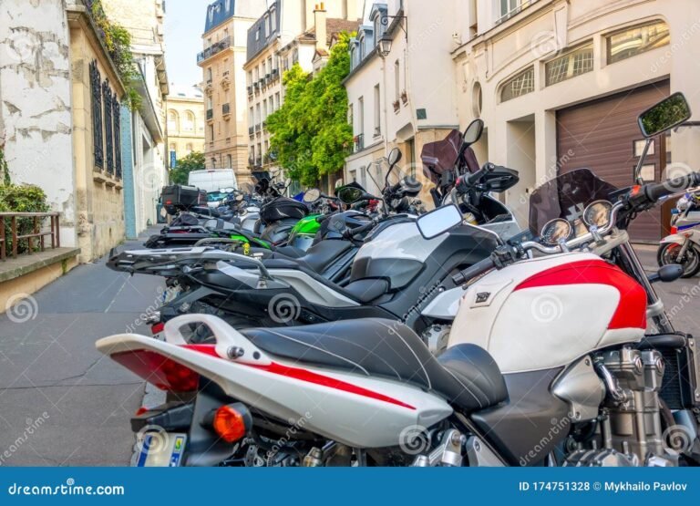 Qué motos se pueden encontrar en Más Motos Mar del Plata 25 motos diversas estacionadas en la calle
