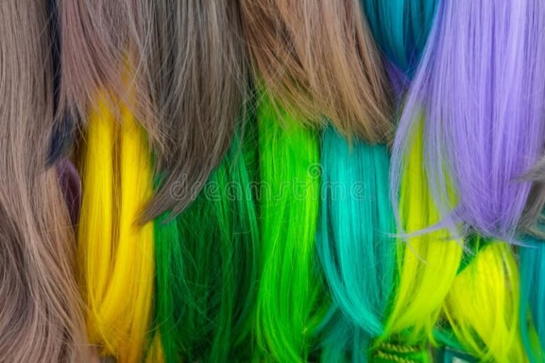 muestra de cabellos en diferentes colores vibrantes