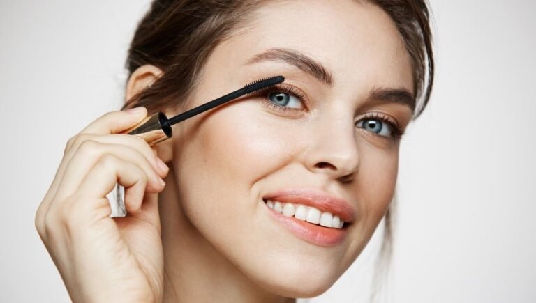 Es Maybelline The Falsies Lash Lift la máscara ideal para tus pestañas 24 mujer aplicando mascara de pestanas 1