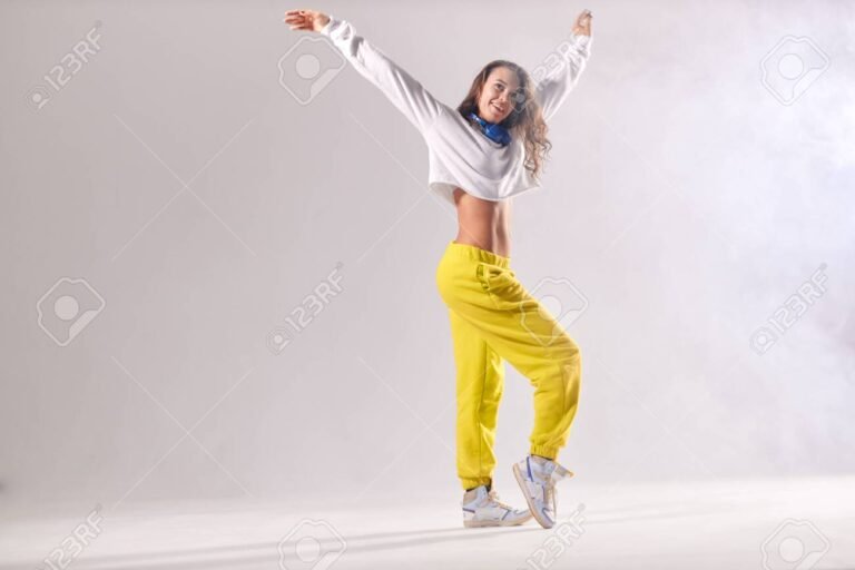 Qué tipo de ropa es ideal para ir a bailar y sentirte cómoda 28 mujer bailando con ropa comoda y alegre