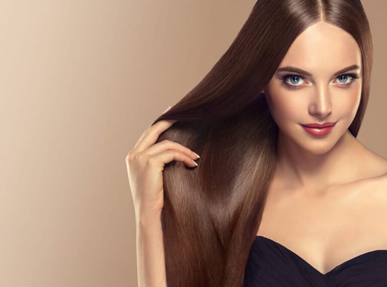 mujer con cabello brillante y saludable