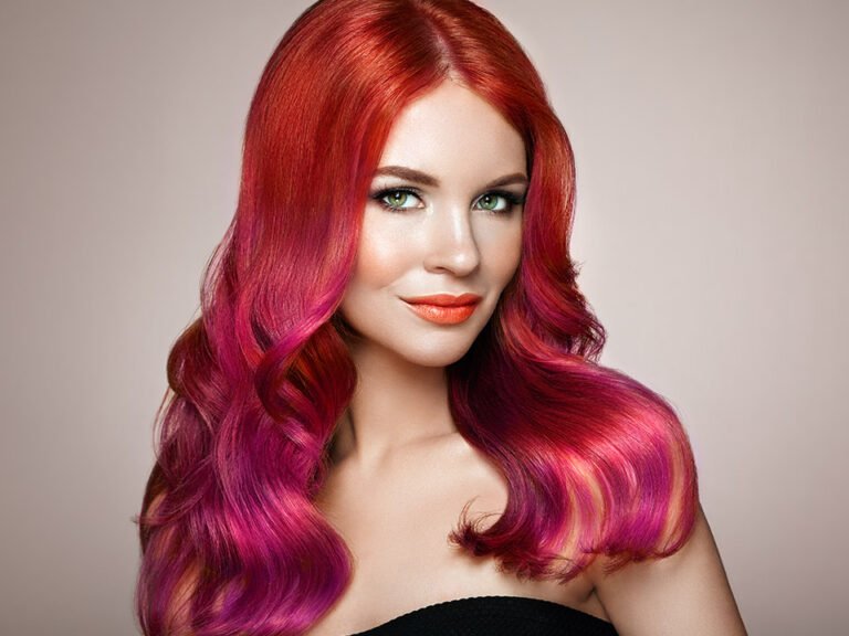 Cómo elegir la mejor tintura de pelo color chocolate para ti 8 mujer eligiendo color de tintura de cabello