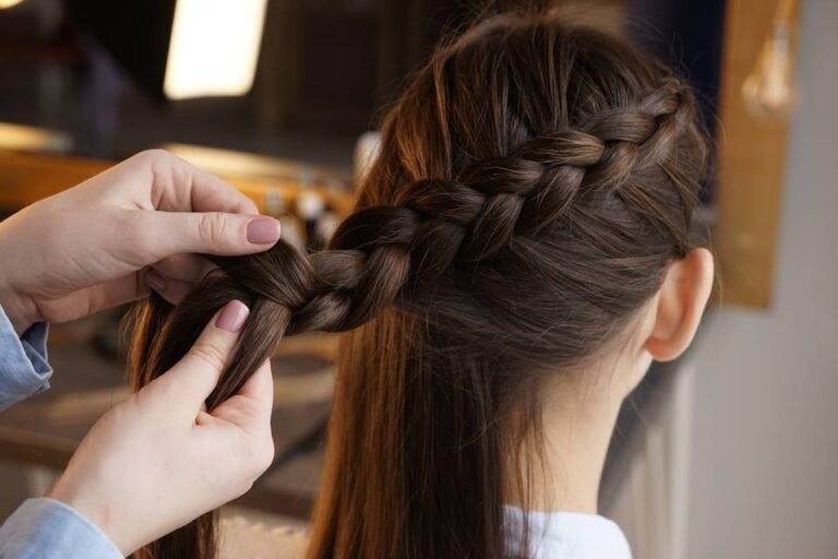 mujer vendiendo trenzas de cabello