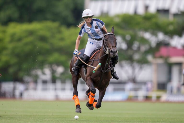 Qué ofertas tiene Wellington Polo Club para mujeres jugadoras 11 mujeres jugando polo en un club