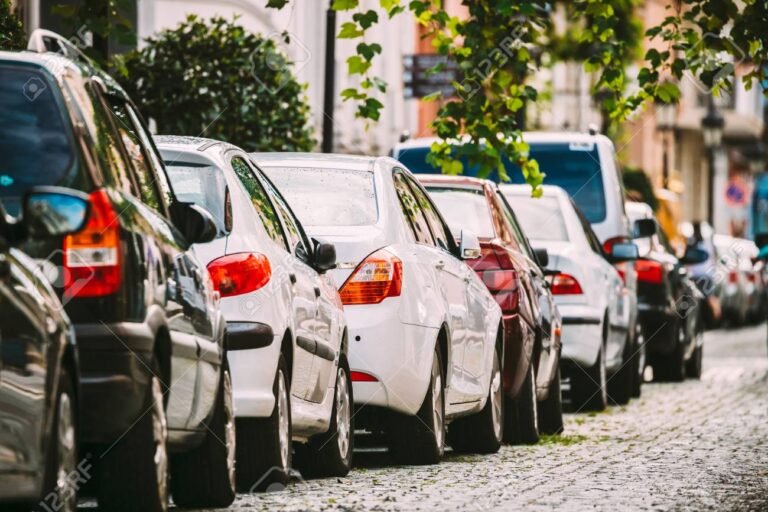 multiples vehiculos estacionados en una calle