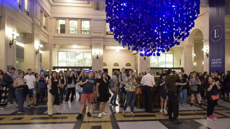 Qué día se celebra la Noche de los Museos en Argentina 13 multitud disfrutando de la noche de los museos
