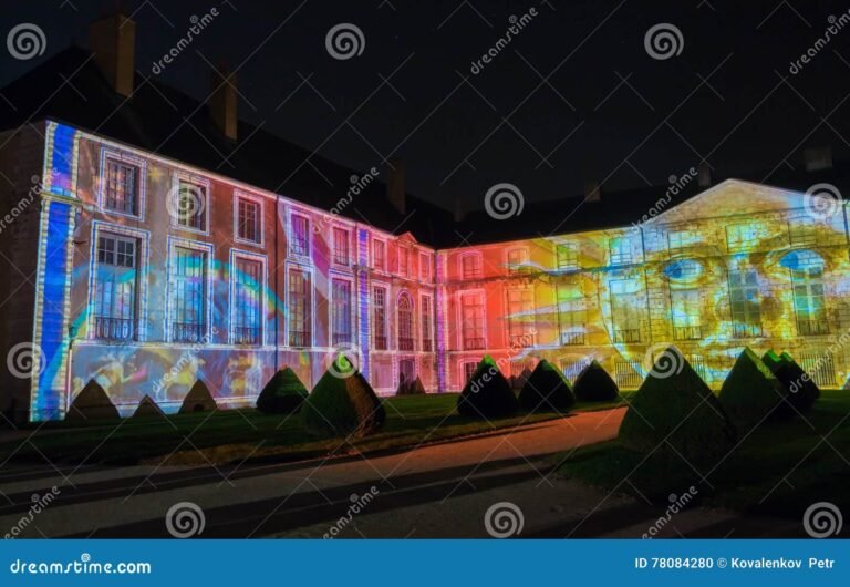 museo iluminado durante la noche