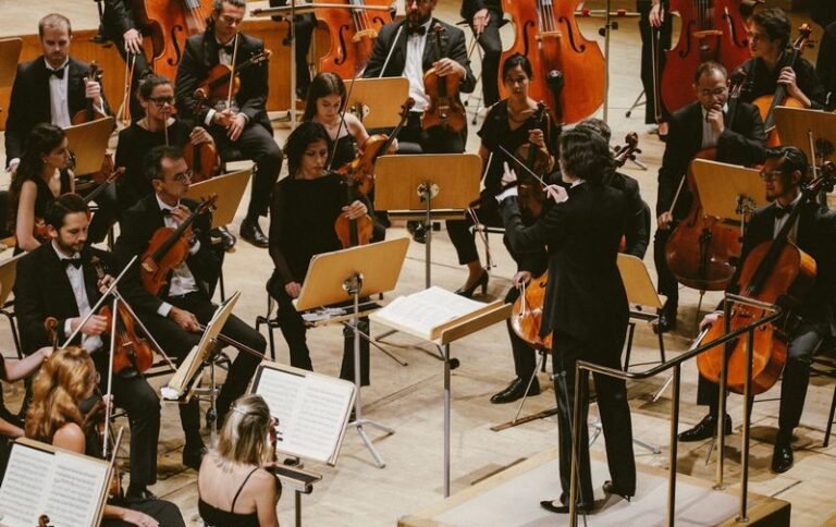 Qué ofrece la Orquesta Filarmónica de Río Negro en sus presentaciones 25 musicos de orquesta en pleno concierto
