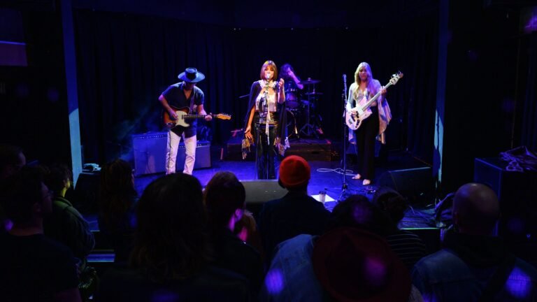 musicos en un escenario con publico entusiasta