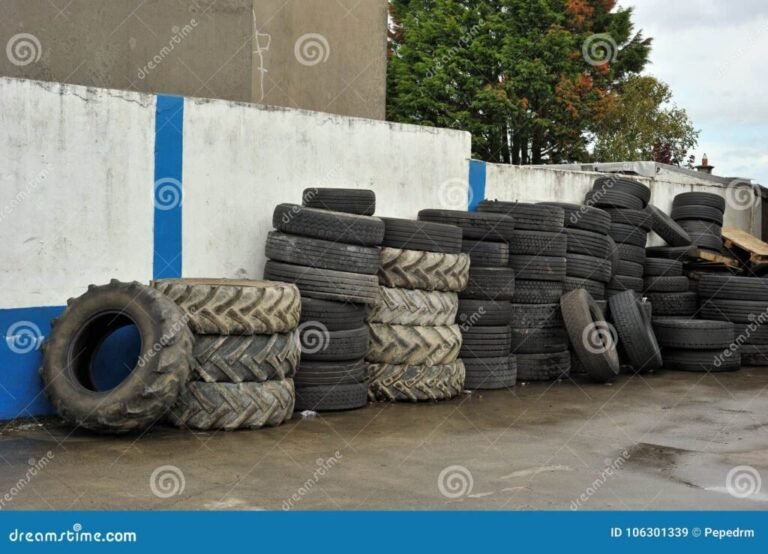 Dónde encontrar neumáticos Cordillera en Los Andes, Chile 2 neumaticos apilados en un taller mecanico