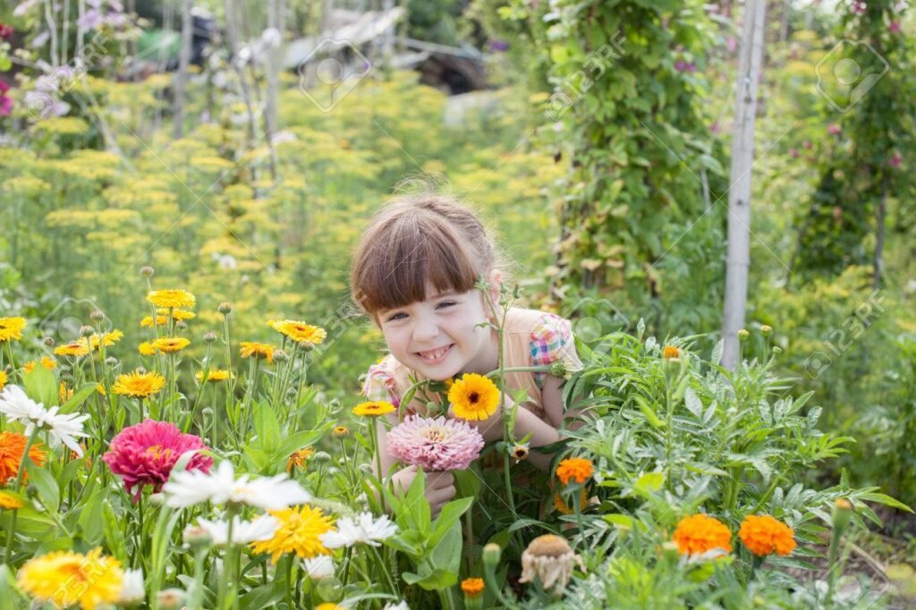 nina jugando con plantas en un jardin