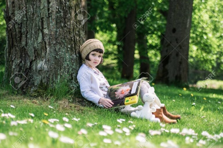 Cuáles son los mejores cuentos cortos de Laura Devetach 13 nina leyendo bajo un arbol frondoso