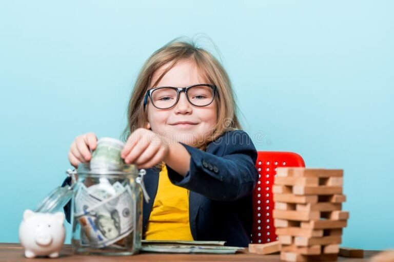 nino ahorrando en una alcancia colorida