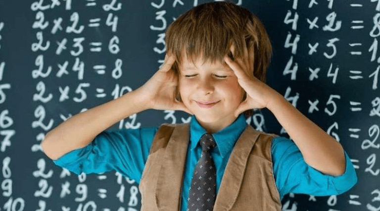 nino estudiando tablas de multiplicar