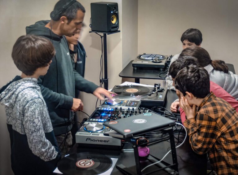 Dónde puedo encontrar un curso de DJ para niños en Argentina 14 ninos aprendiendo a mezclar musica