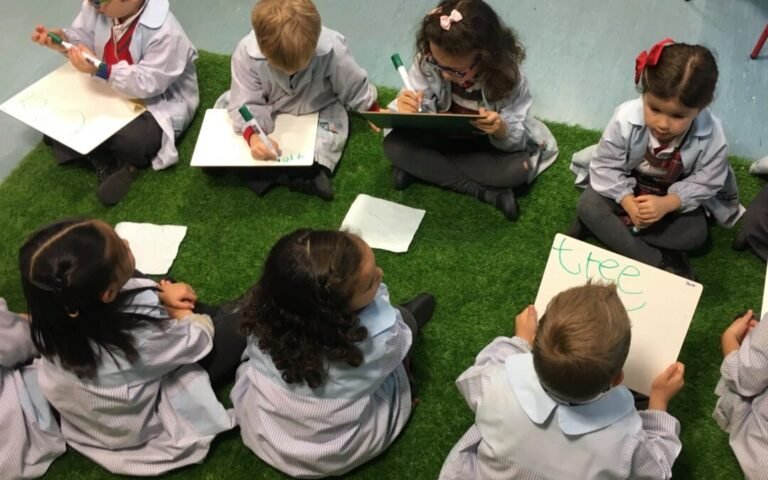 ninos aprendiendo sobre historia en grupo