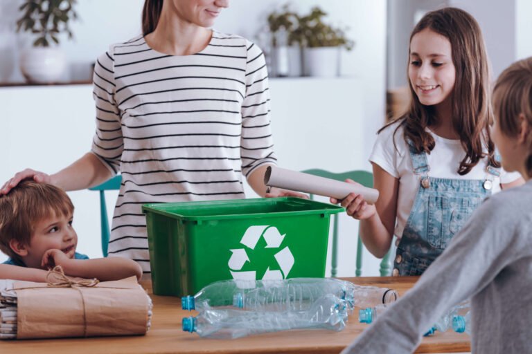 Qué son las tres R y cómo enseñarlas a los niños 6 ninos aprendiendo sobre reciclaje y sostenibilidad