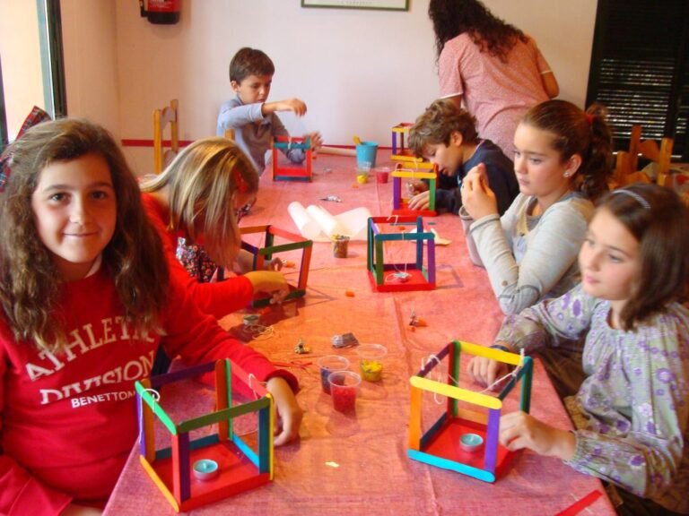 ninos creando arte en un taller