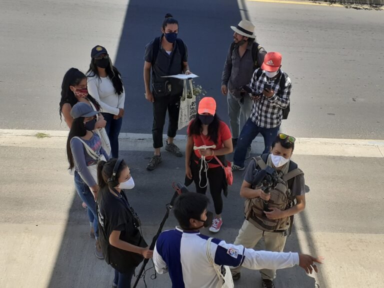 ninos explorando su barrio con mapa